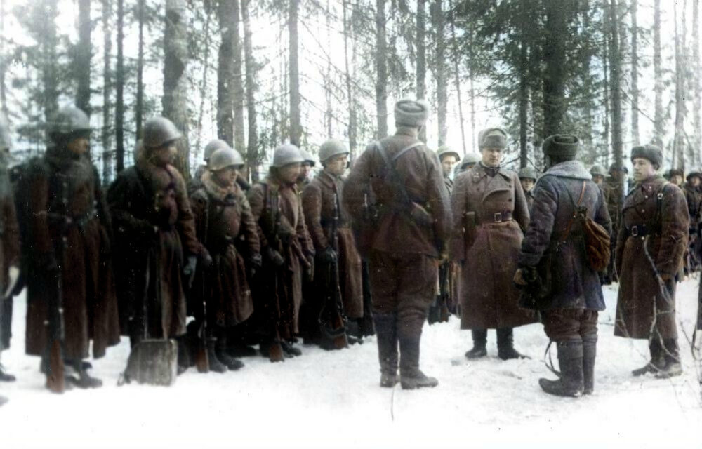 Командир 281-й стрелковой дивизии полковник Леонид Михайлович Миляев перед строем бойцов. Волховский фронт, 54-я армия, Тосненский район Ленинградской области. Февраль 1943 г. Фотография использована в качестве иллюстрации.