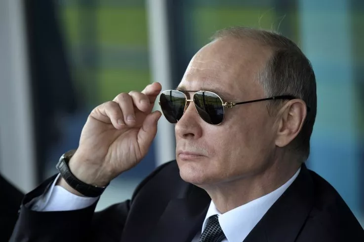 Президент России Владимир Путин наблюдает за показом самолета во время авиасалона МАКС-2017 в подмосковном Жуковском 18 июля 2017 года.