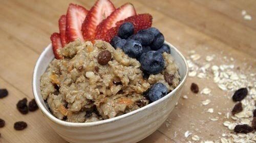 1. Овсяно-гречневая каша с ягодами и орехами.  Вам понадобятся: гречка (100 грамм), овсяные хлопья (100-130 грамм),  обезжиренное молоко (200 мл.), черника (100 грамм), малина (100 грамм),  любые орехи (100 грамм), мед (1-2 ст. ложки), соль (по желанию).  Приготовление: в кастрюлю наливаем воду (примерно 400 мл.) и молоко,  засыпаем гречку (можно слегка подсолить). Варим около 7-10 минут, затем  добавляем овсяные хлопья. Варим еще минут 5. В готовую кашу кладем  ягоды, орехи и мед, все хорошенечко перемешиваем и даем блюду настояться  (5-7 минут).