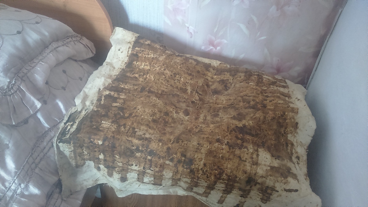 Холстик возле кровати на тумбочке, а можно повесить за спинку(фун-шуй приятней), а эффект тот же.