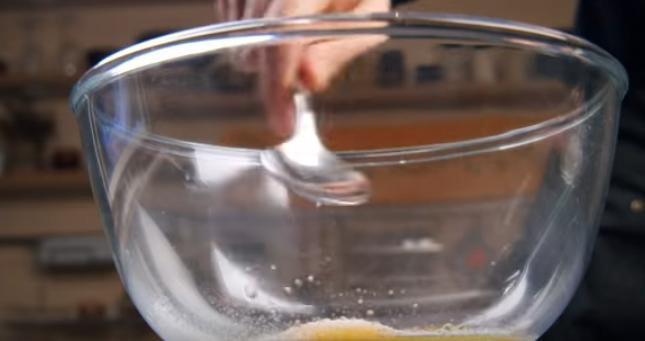 Просто смешайте молоко с кефиром! Эту Масленицу Вы запомните надолго!