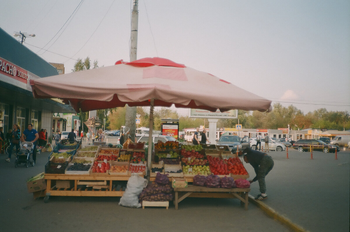 Фотография этого города. Наро-Фоминск. На фото первое, что ты видишь, выходя со станции. Вообще у меня есть воспоминания с этим городом и истории из поездок к бабушке и первых свиданиях, будучи пятилетней девочкой. Наверное, что-то да я могу рассказать при очередных вопросах) 