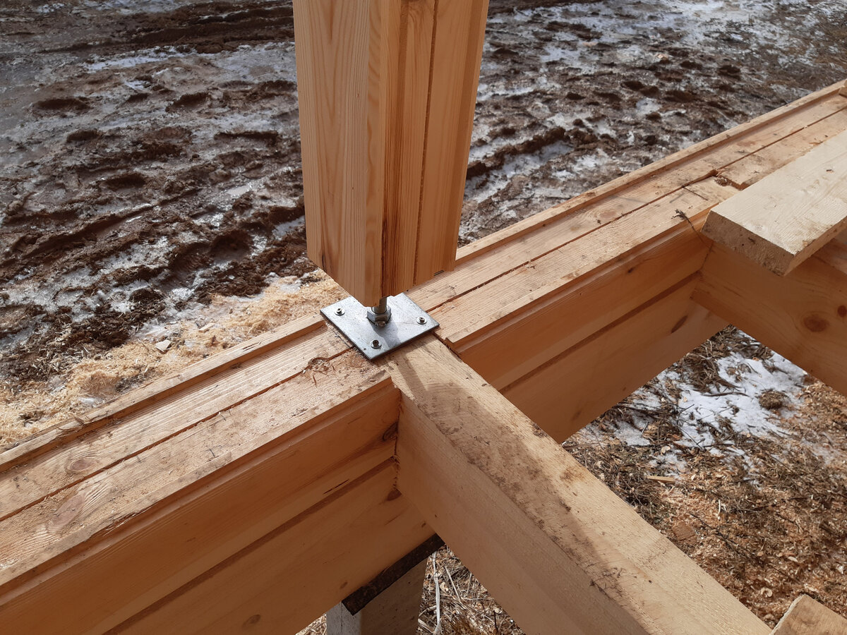 Распорка из такого же бруса. В перспективе нужно будет заменить на более симпатичную