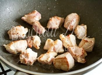 Мясо нарезаем кубиками со стороной 3 см. Обжариваем на растительном масле небольшими порциями. Складываем на тарелку. 