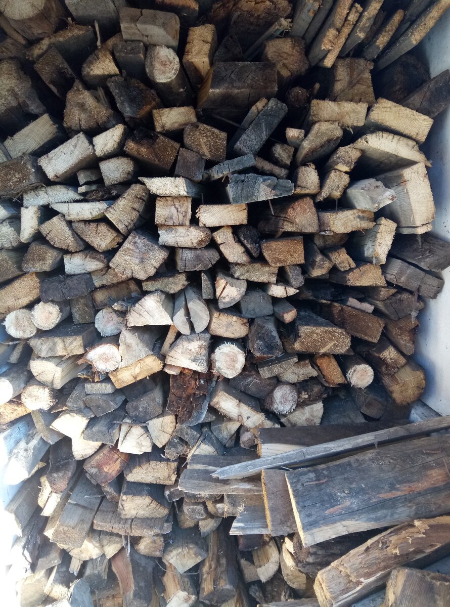 Старый стройматериал распилен на дрова