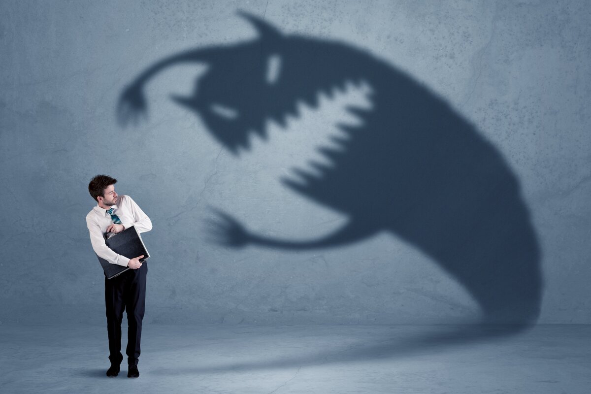 ЧТО ТАКОЕ СТРАХ? Психологи называют страх основной "эмоцией", которую мы испытываем ежедневно на работе, в школе, на улице, дома, везде. Страх в основном возникает из двух источников: ваша личность и неуверенность. Многие люди боятся разных вещей: воды, высоты, боли, неудачи, смерти. Они могут испытывать один и тот же страх, но их поведение проявляется совершенно по-разному: одни люди начинают паниковать, другие не могут контролировать свои эмоции и т. д.

В этой статье мы поговорим о распространенной фобии, называемой “ страх сцены ”. Многие люди говорят, что их страх номер один-это страх публичных выступлений перед коллегами, одноклассниками, на любом мероприятии, концерте или в любом другом месте. Кто-то боится говорить перед большой группой людей, но кто-то боится говорить с одним человеком. Это кажется ему каким-то кошмаром.

Многие люди сталкиваются с этой проблемой в любом возрасте. Вы знаете чувство, когда ваши руки дрожат, ваше сердце колотится и страх парализует ваше тело? Страх заставляет нас переживать все эти состояния. Самое главное-понять, чего именно вы боитесь в публичных выступлениях.