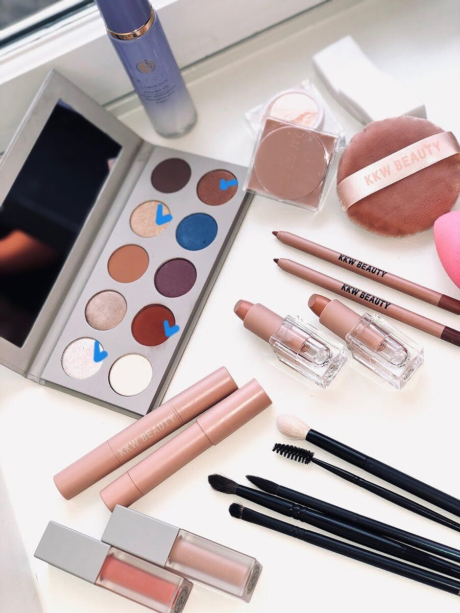 На фотографии показана вся косметика для макияжа Ким