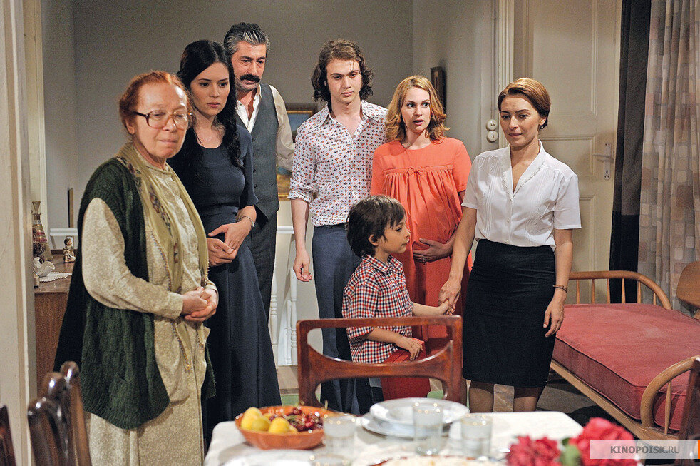 Отдельно следует отметить, как великолепно передан дух той эпохи. Кадр из сериала "Бесценное время". Фото взято с сайта kinopoisk.ru