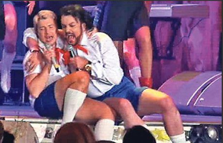 Филипп Киркоров и Николай Басков поют веселую песню. Фотография из интернета