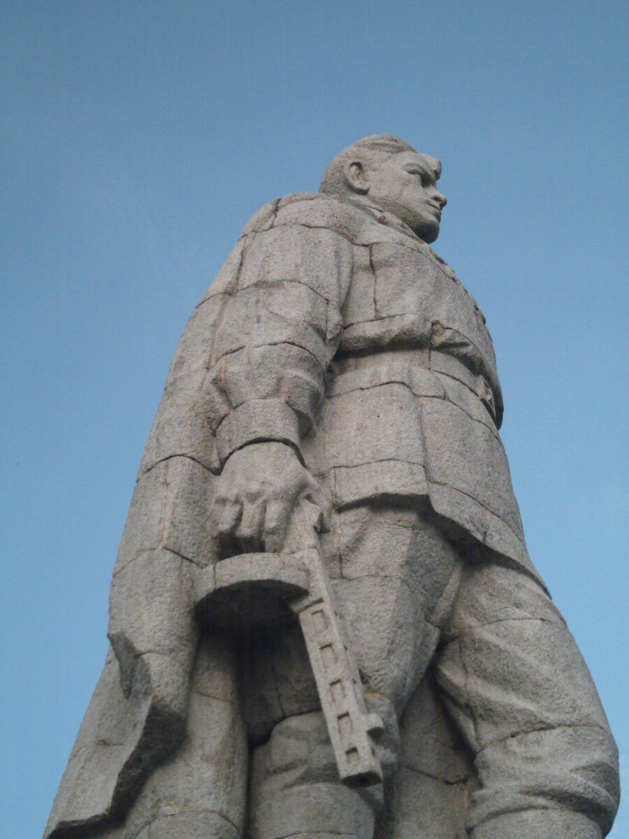 Стоит над горою алеша. Памятник советскому солдату алёша, город Пловдив ( Болгария).. Памятник алёше в Болгарии. Памятник пловдтв алёша Пловдив. Памятник советскому солдату Алеша.