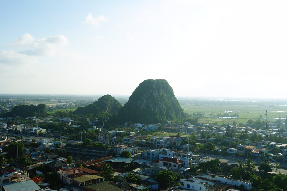 Вид с отеля на мраморные горы