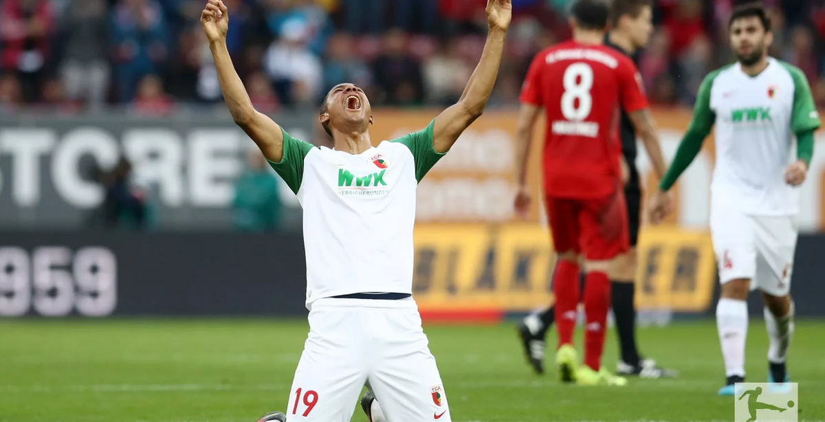 Аугсбург забьёт.Фото Бундеслига Германии.