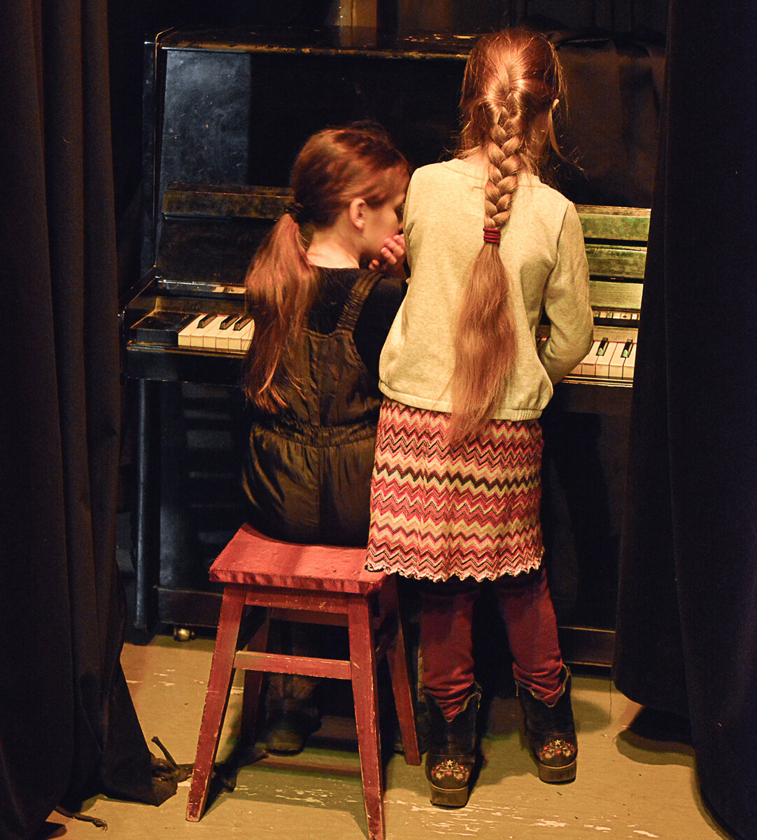 Декорации для детского театра. Декорации к спектаклю. Театр иллюстрация. Кукольный театр для детей. Девушка из театра.