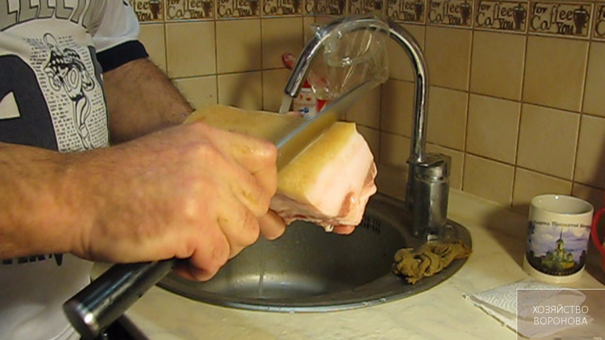 Чищу шкурку сала и мою