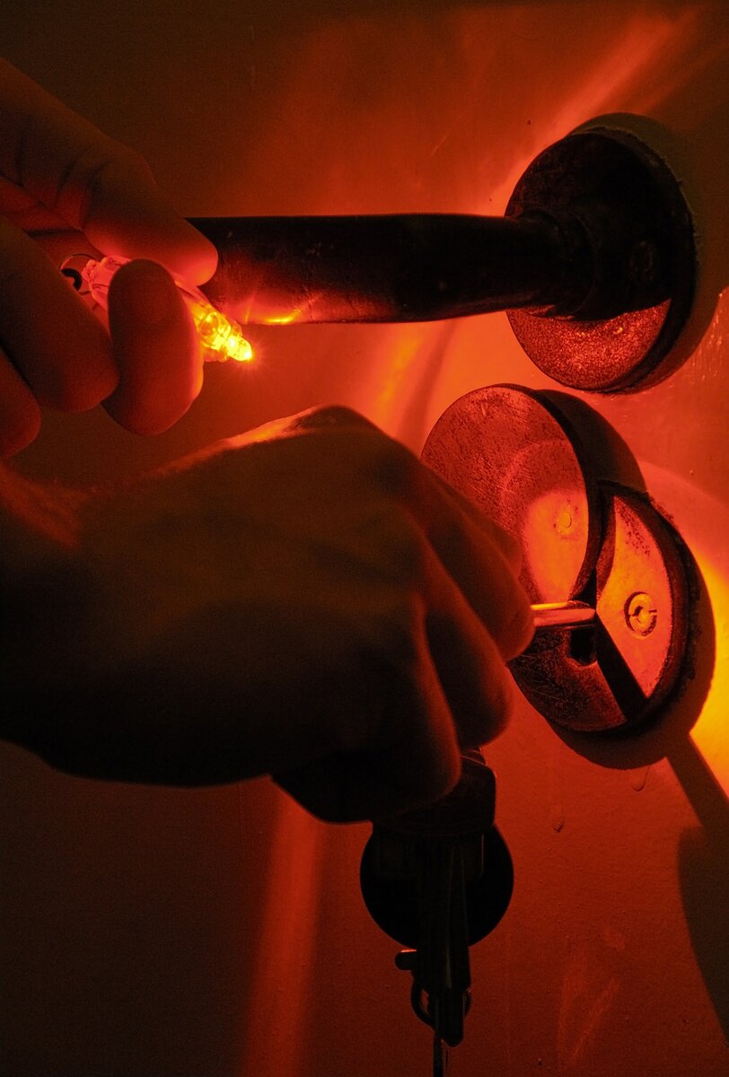 Фото  взлом двери используется по лицензии creative commons pixabay.com