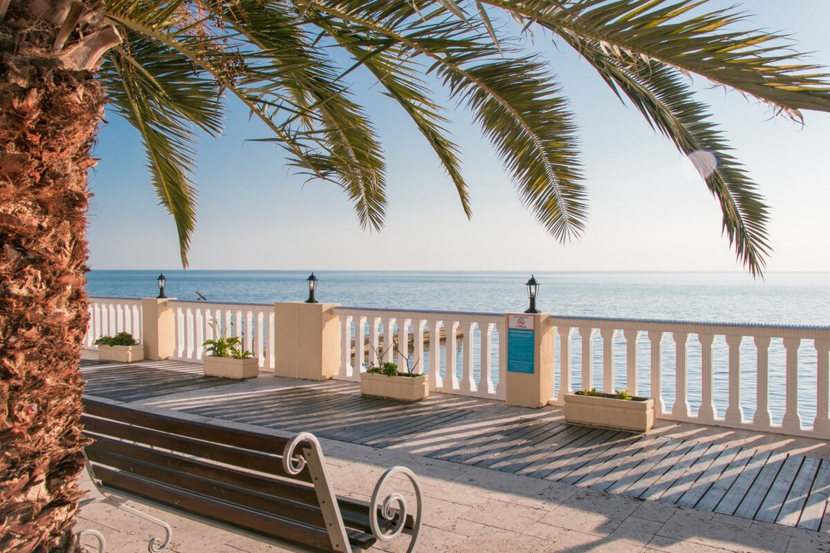 СОЧИ (примерно 400 тыс. жителей  = число на 30 мая)