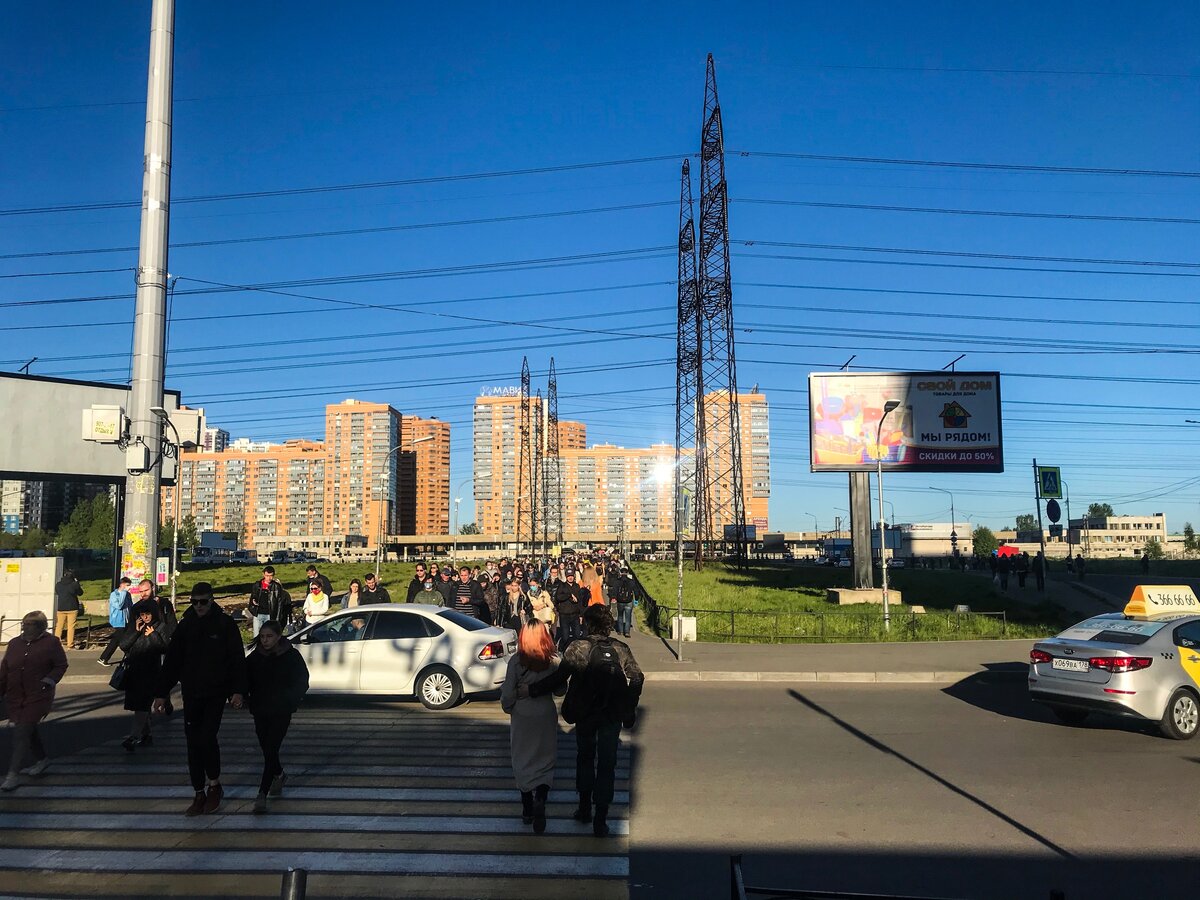 Все идут от метро