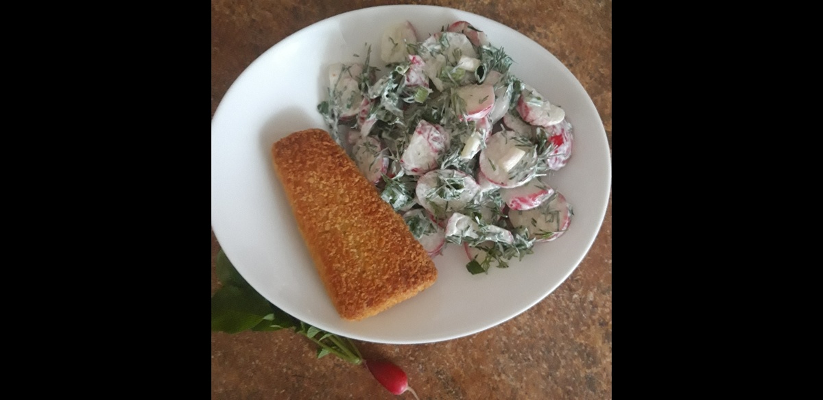 Маленький редисончик возле тарелки выращен мной (первый урожай)