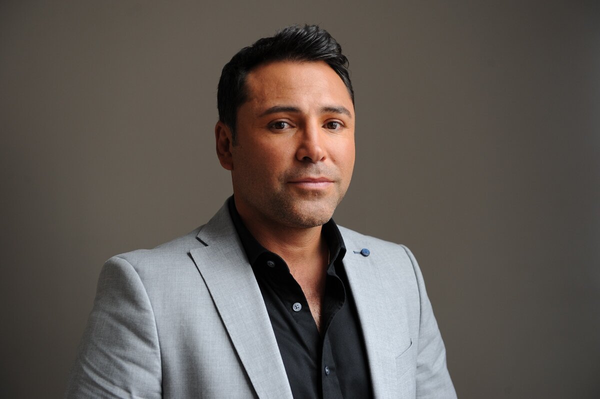 Оскар Де Ла Хойя (англ. Oscar De La Hoya; род. 4 февраля 1973, Монтебелло, Калифорния, США) — американский боксёр-профессионал, ставший чемпионом мира в шести весовых категориях. По количеству завоёванных титулов в разных весовых категориях уступает только Мэнни Пакьяо. Лучший боксёр вне зависимости от весовой категории (1997—1999) по версии журнала «Ринг». Также известен как боксёрский промоутер. 