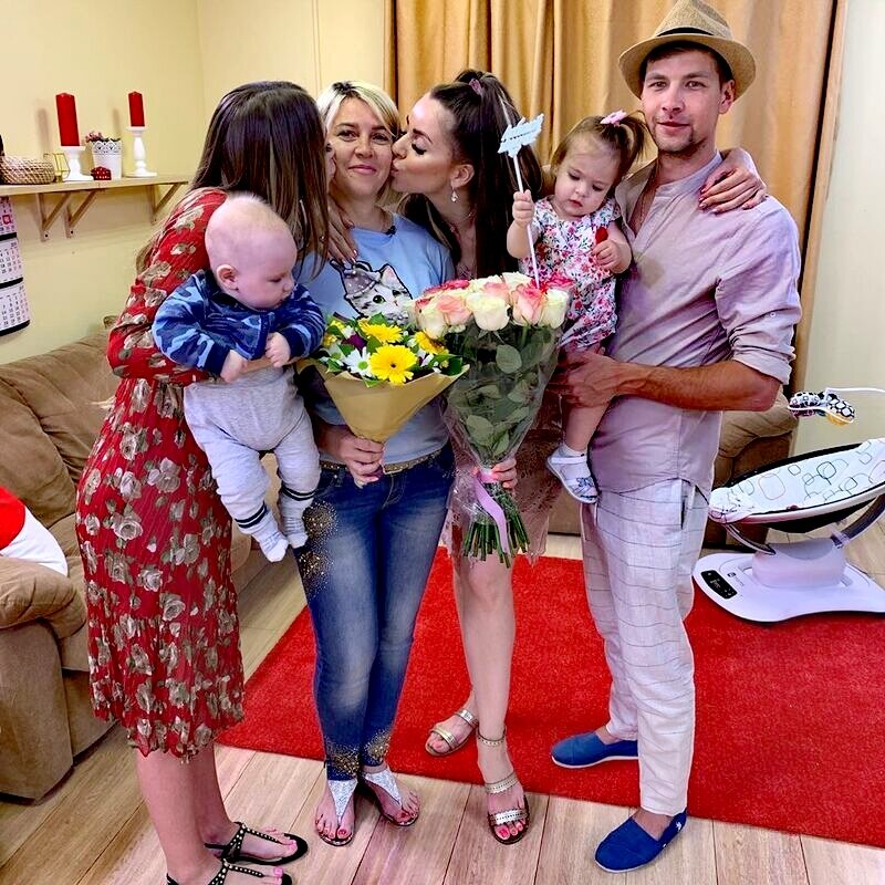 Ольга Рапунцель уже выписалась из роддома и вместе с маленькой дочерью отправилась домой в компании любимого супруга Димы Дмитренко. Встречали Ольгу Татьяна Владимировна, которая присматривала за Василисой и приехала вместе с ней, а также Алена Савкина и маленький Богдан. Ольга предупреждала, что выписка будет роскошной, и так и случилось.