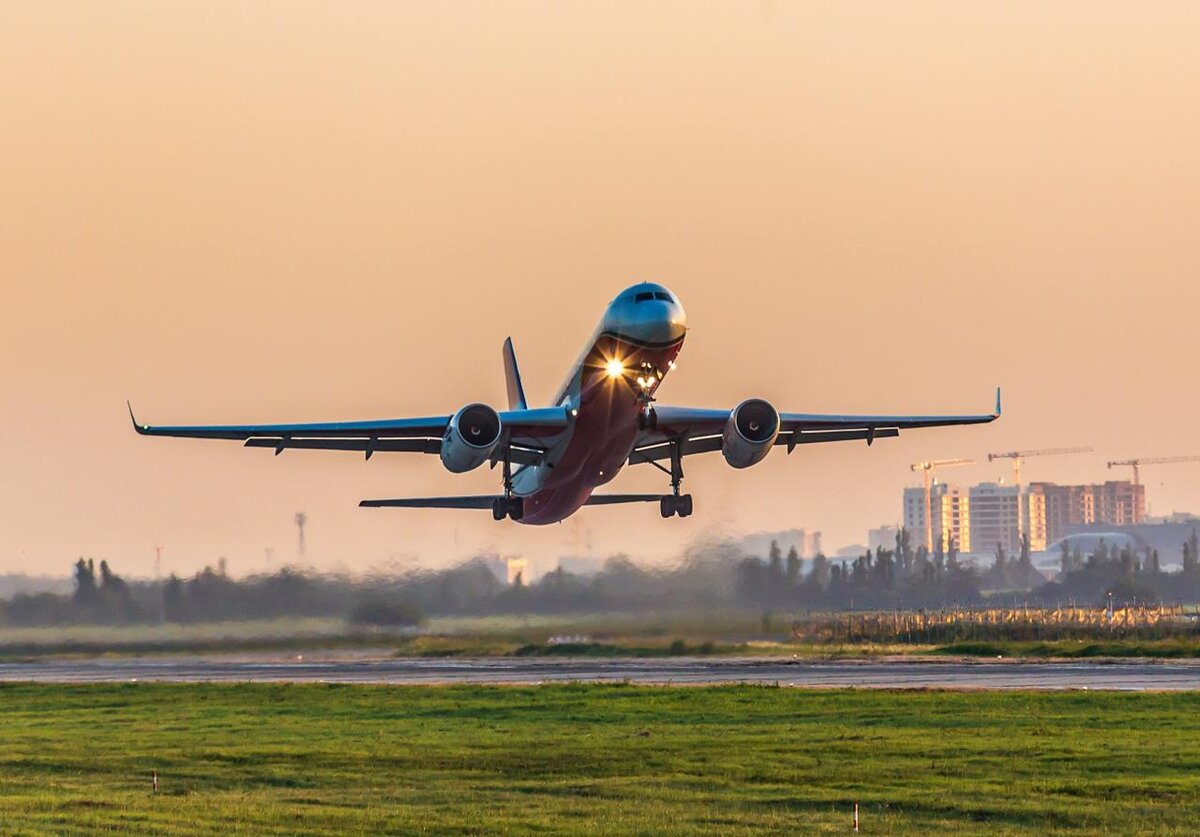 М101. Взлет самолета. Военные самолеты в небе. Истребитель в небе. Взлетающий самолет фото.