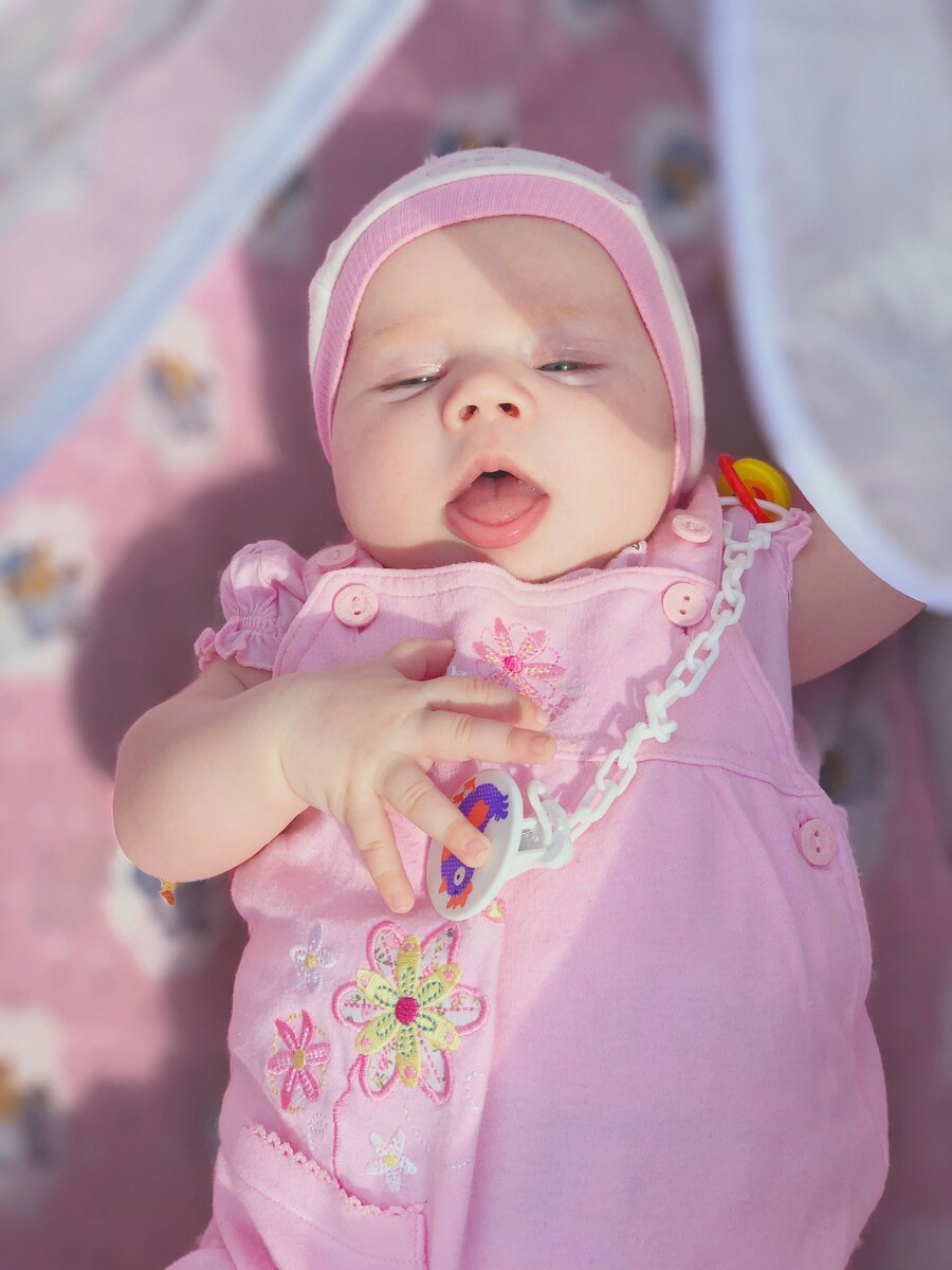 Наша Сонечка летом в коляске.