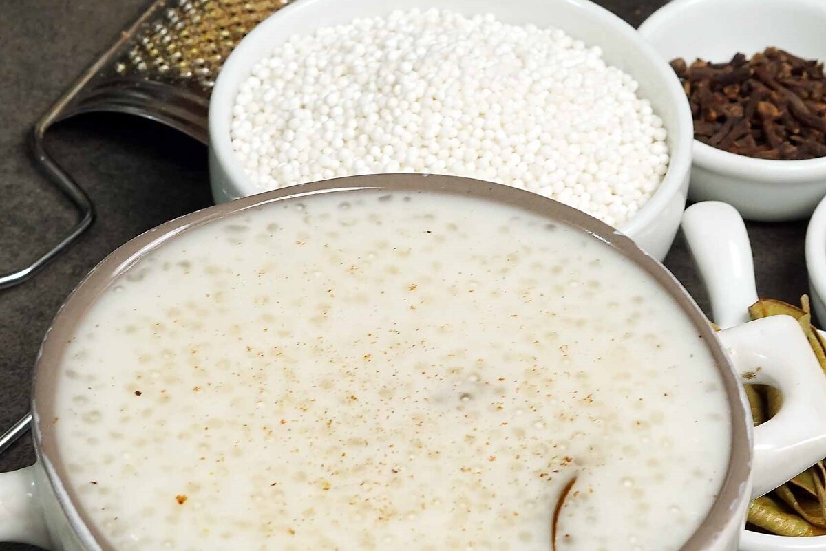 белая крупа саго. крупа сага. зерна саго. кукурузное саго. крупа сага.