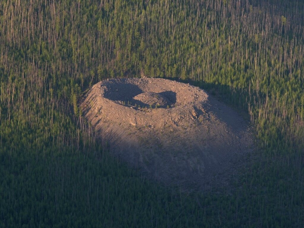 Патомский катер представляет собой конус из раздробленных известняковых глыб, находящийся на склоне одной из гор Патомского нагорья. Здесь проходит граница между Иркутской областью и Якутией, а самым ближайшим населенным пунктом является Бодайбо (200 км пути).