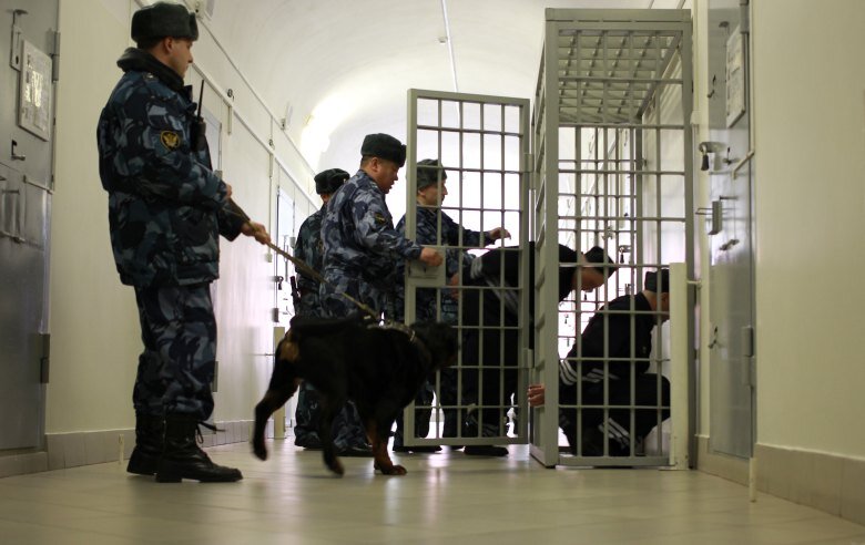 "Чёрный дельфин". В тюрьму заходят только в повзяках на глазах. В камерах постоянно светит лампа. Каждые 15 минут - перекличка. Разговаривать нельзя. Когда в России ввели мораторий на смертную казнь, в "дельфине" прошла волна самоубийств. Лучше умереть, чем жить в таких условиях.