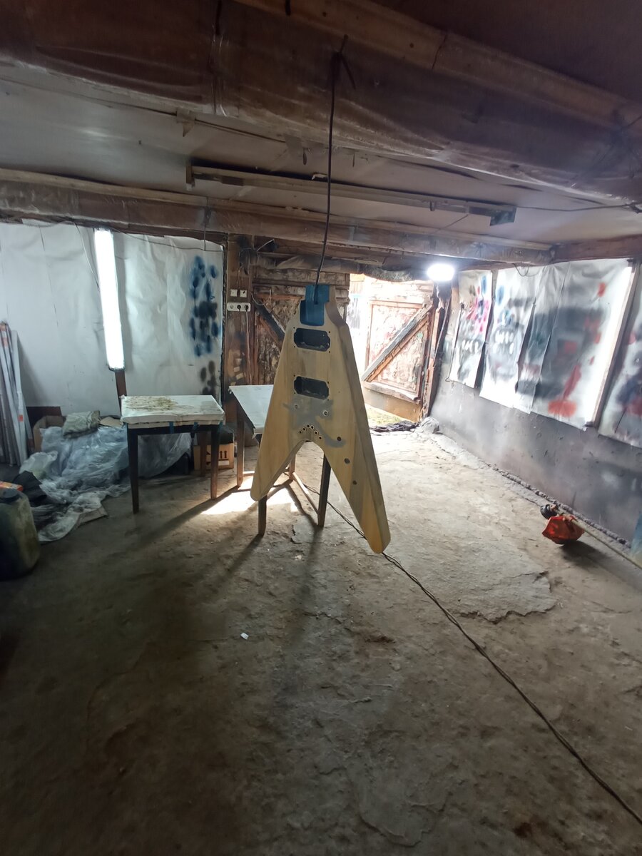 Перед покраской инструмент надо подготовить. Для этого берём минимум 800-ю наждачную бумагу , набираемся терпения и полностью зашкуриваем свой инструмент изредка смачивая водой. Но при этом не забывайте надевать маску или распиратор, а то старое покрытие гитары может вырасти красивым деревом на вашем флюорографическое снимке.