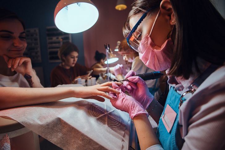 Больше страз: 5 типичных клиентов, которые пугают и раздражают нейл-мастера [Мода moda]