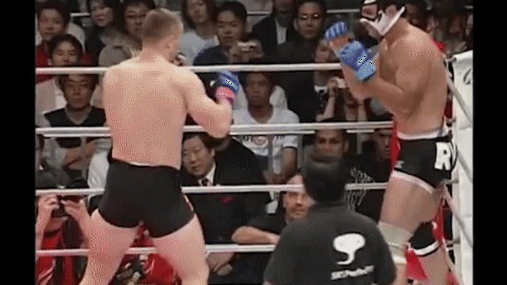 Хорват прикончил своего оппонента свои коронным ударом - левым хай-киком 