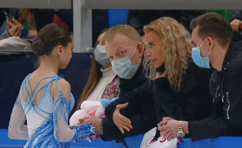 Камила Валиева и тренерский штаб Этери Тутберидзе (источник - youtu.be/nfi8FBVsEQM)