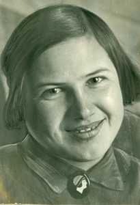 Девушка-ткачиха. 1931. Фото Л. Шишкина. Источник: https://goskatalog.ru/portal/#/collections?id=21164451