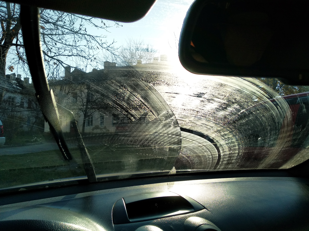 Вот такие полосы оставляли мои «дворники», пока я не решил проблему. Фото: drive2.ru/l/547481200281781690 