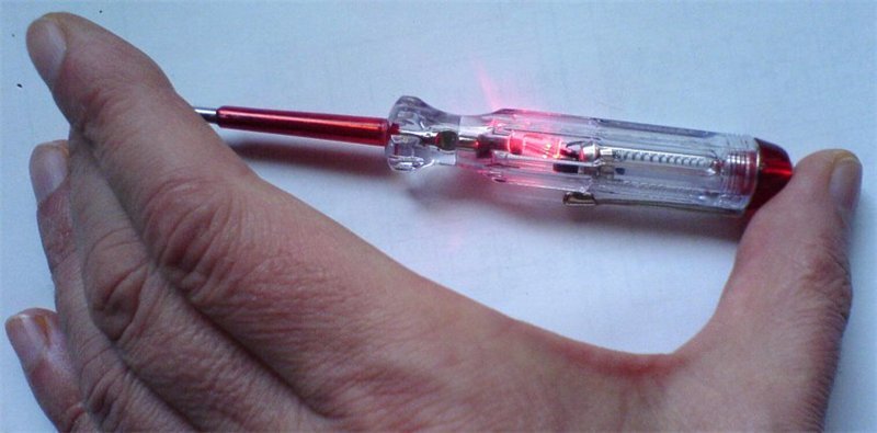 Фото: simplelight.info/wp-content/uploads/2017/07/lampochku_multimetrom_otvertka.jpg