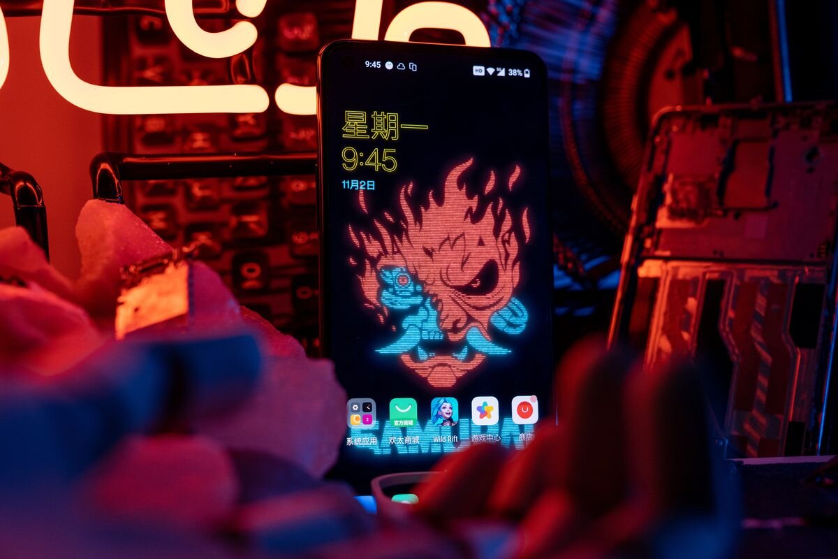Обои на OnePlus 8T “Cyberpunk 2077”