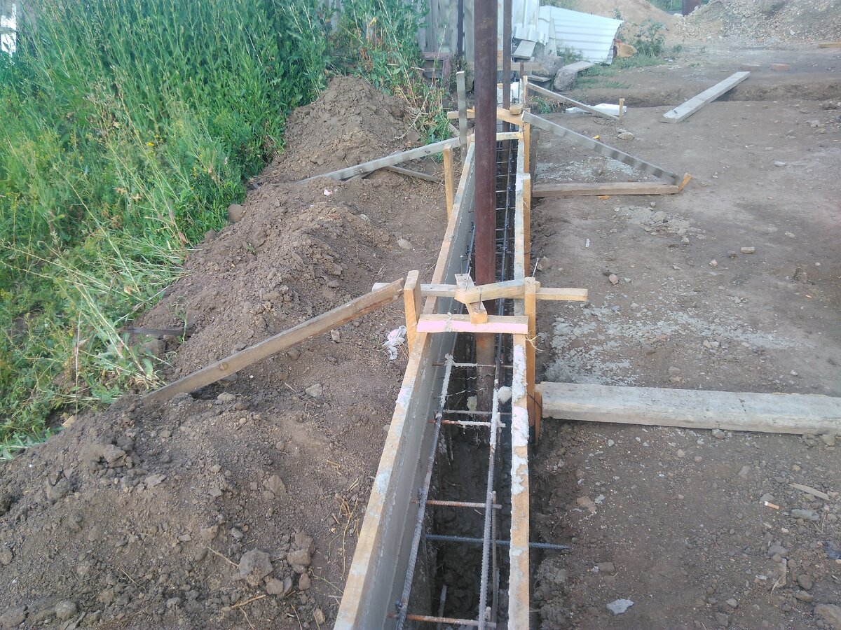 Залить под забор. Армирование ленточного фундамента для забора. Свайно-ростверковый фундамент под забор. Фундамент под забор. Опалубка под забор.