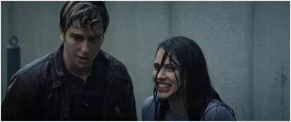 По старой доброй традиции семнадцатилетних школьников играют актеры возрастом за двадцать. Впрочем, если судить поневероятным приключениям украинца Артура Самарина в Соединенных Штатах— школьники-старшеклассники там действительно не слишком похожи на наших.