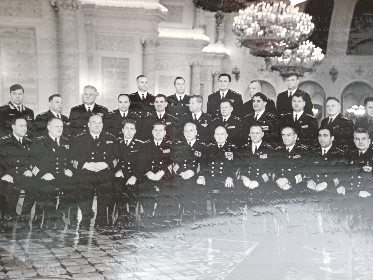 Вице-адмирал Олейник  Г.Г. (восьмой слева второй ряд). 