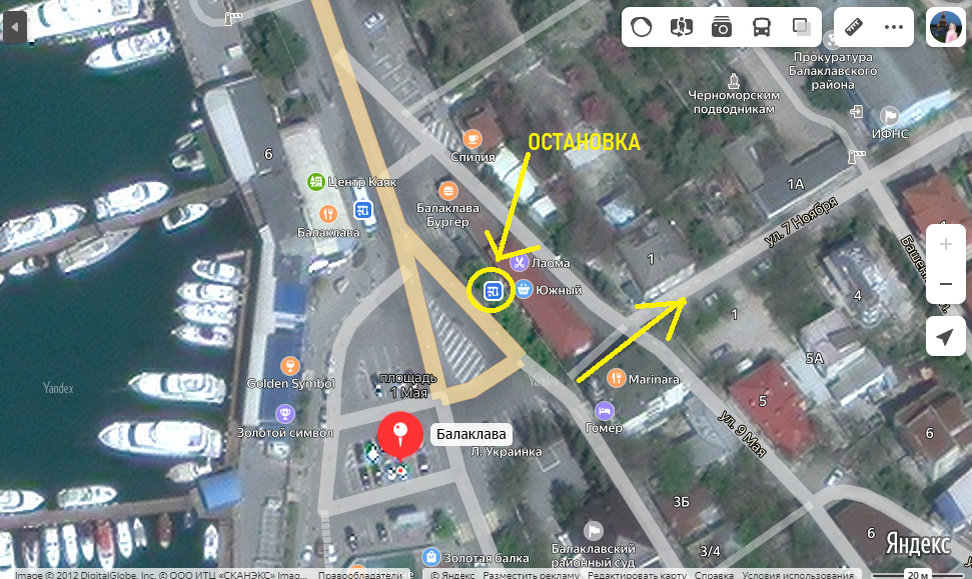 Поднялась по ступеням возле здания, расположенного за остановкой