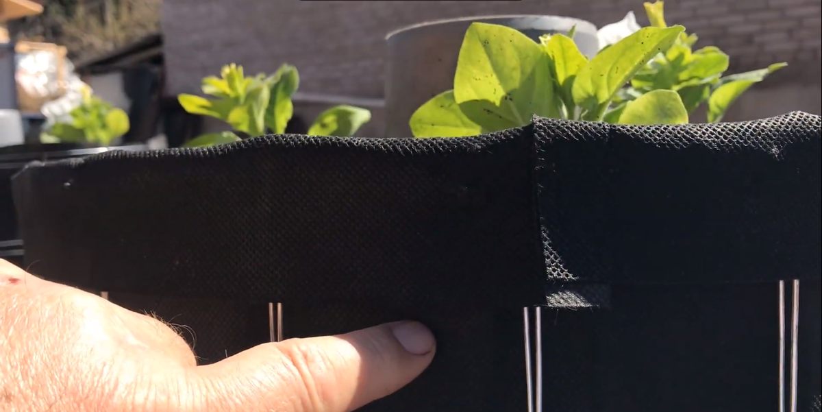 Можно сначала сделать каркас из сетки и вставить мешок, который внутри прошит пленкой