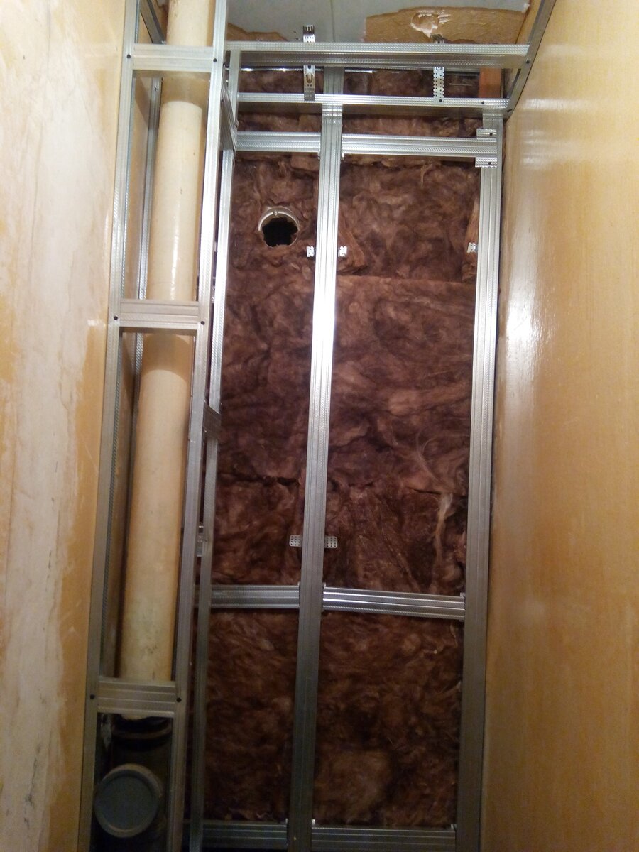 Разобрал пластиковые панели в ванной \"сталинки\", а там все в ржавчине ...