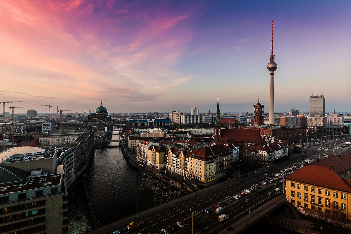 https://img.fonwall.ru/o/vp/berlin-berlin-stolica-deutschland-o1cr.jpg