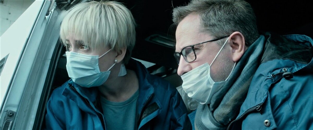 Просто фильм про людей, которые работают. И это редкость в России! 
Кадр из к/ф «Доктор Лиза».