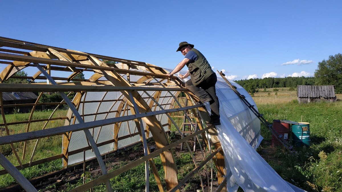 Поднимаю очередной кусок плёнки на верх.