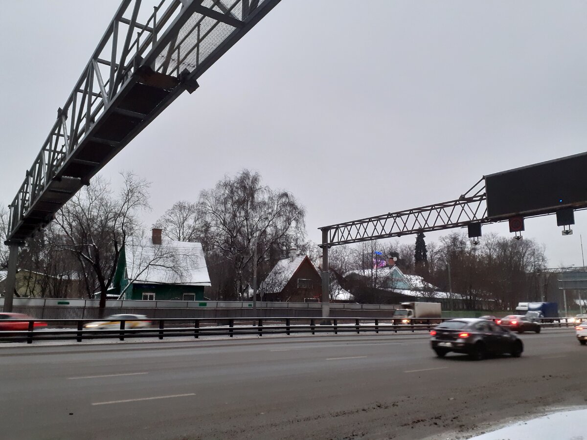 Вид на поселок художников со стороны улицы Алабяна. Фото автора