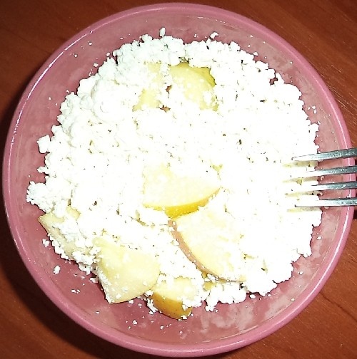 В 13 часов ела творог с двумя яблоками. Это у меня был такой поздний завтрак.