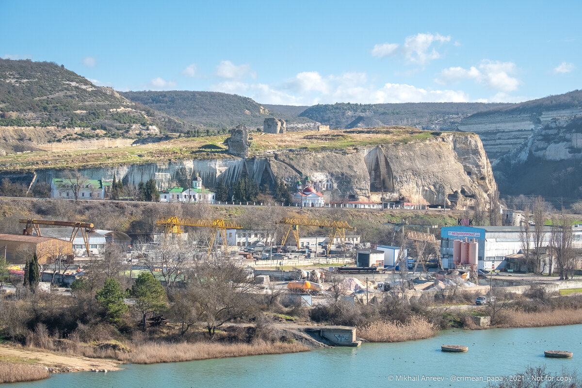 Вид на Монастырскую скалу