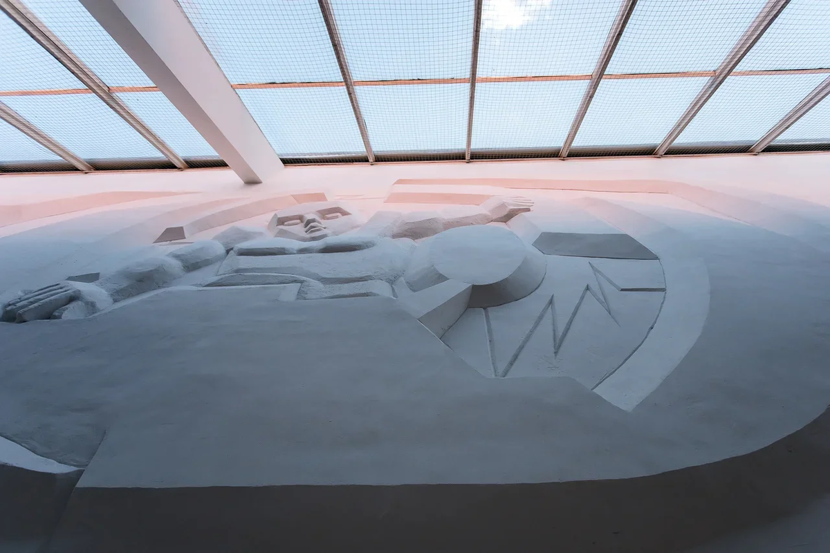 Барельеф работы Э. Неизвестного